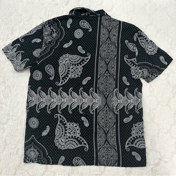 Forever 21 Men - Black & White Paisley Short Sleeve Button Down Shirt - Picture 2 of 6